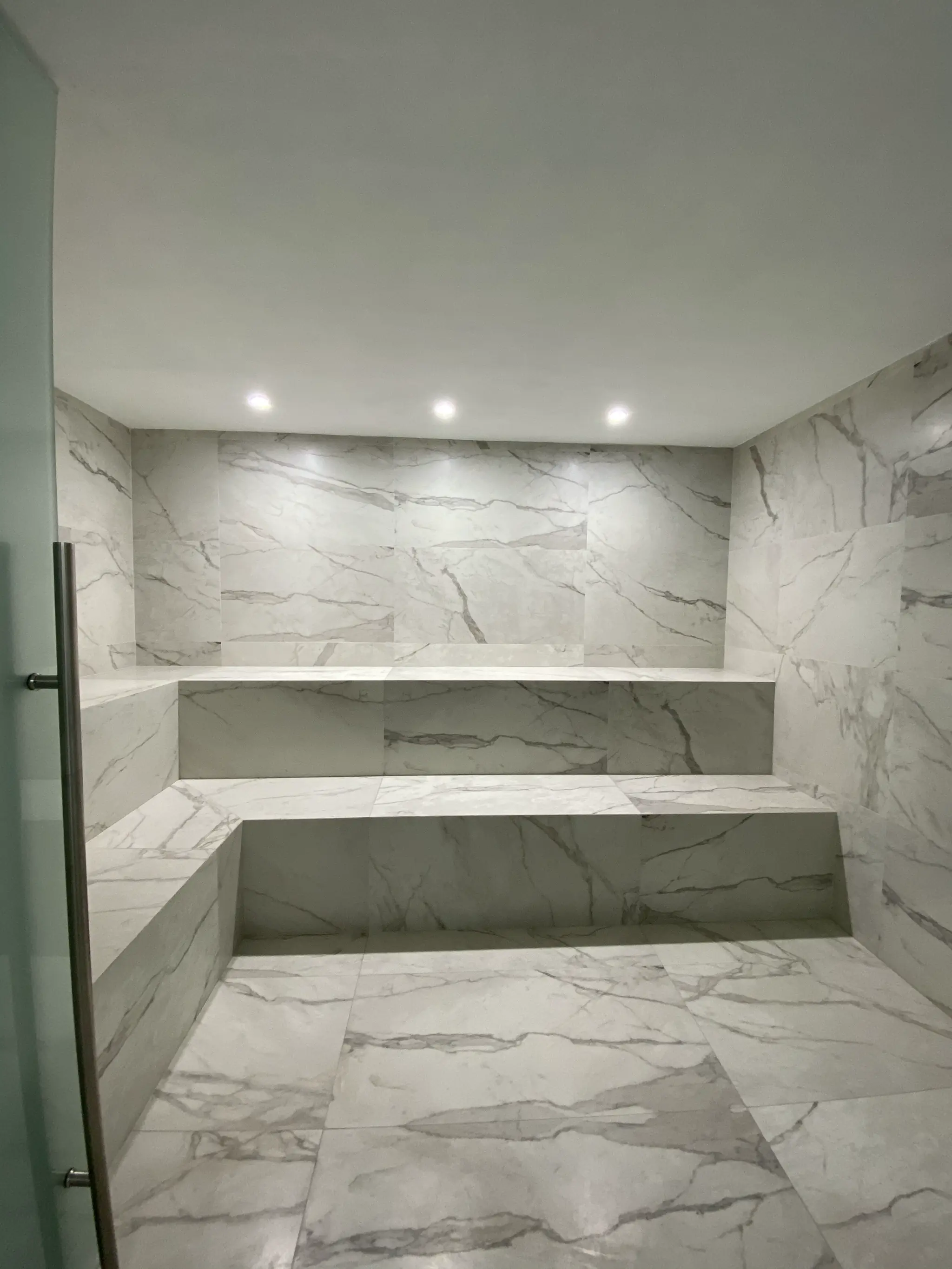 Baño de vapor en mármol de la Casa Club de Vedana