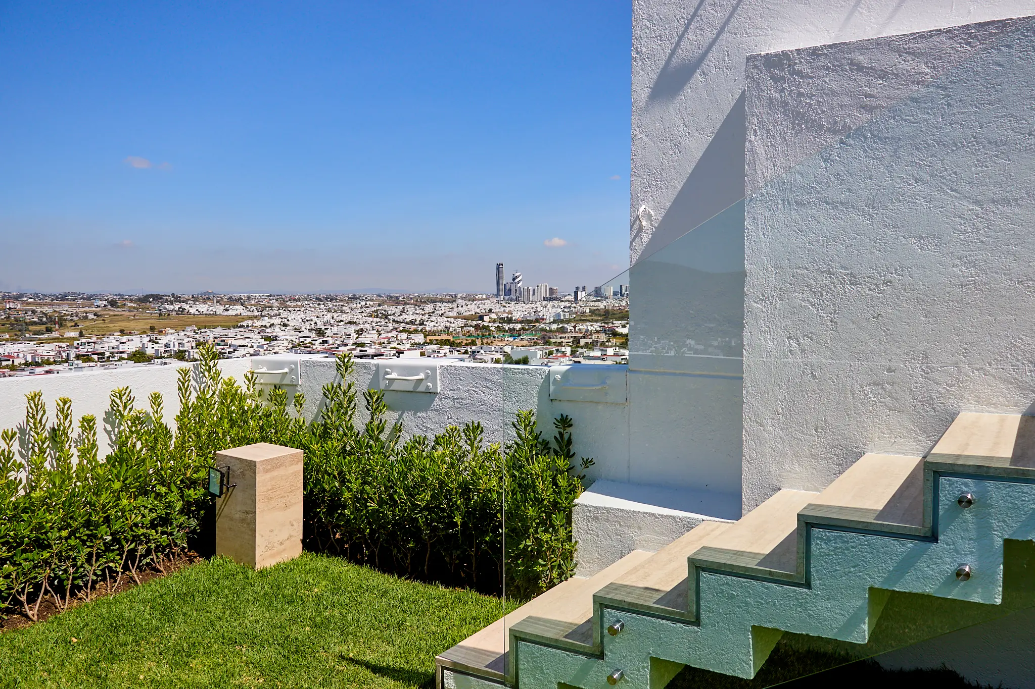Escalera y jardín exterior