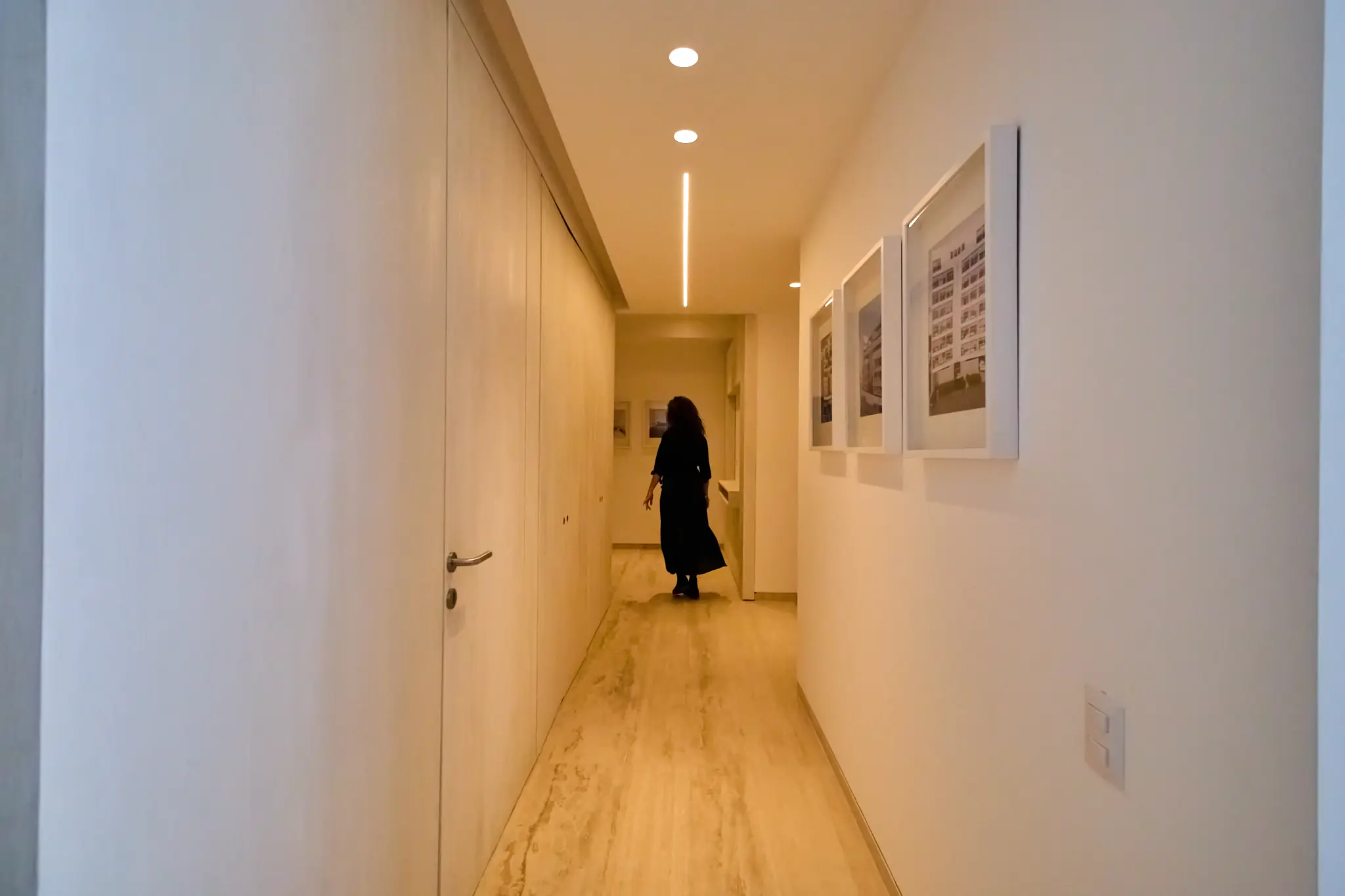 Recorrido de acceso privado en una residencia de Vedana