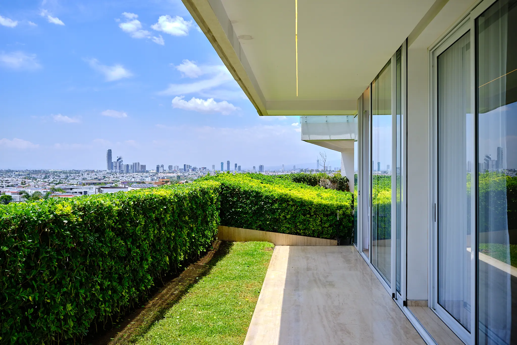 Terraza con jardín privado y el horizonte de Puebla al fondo